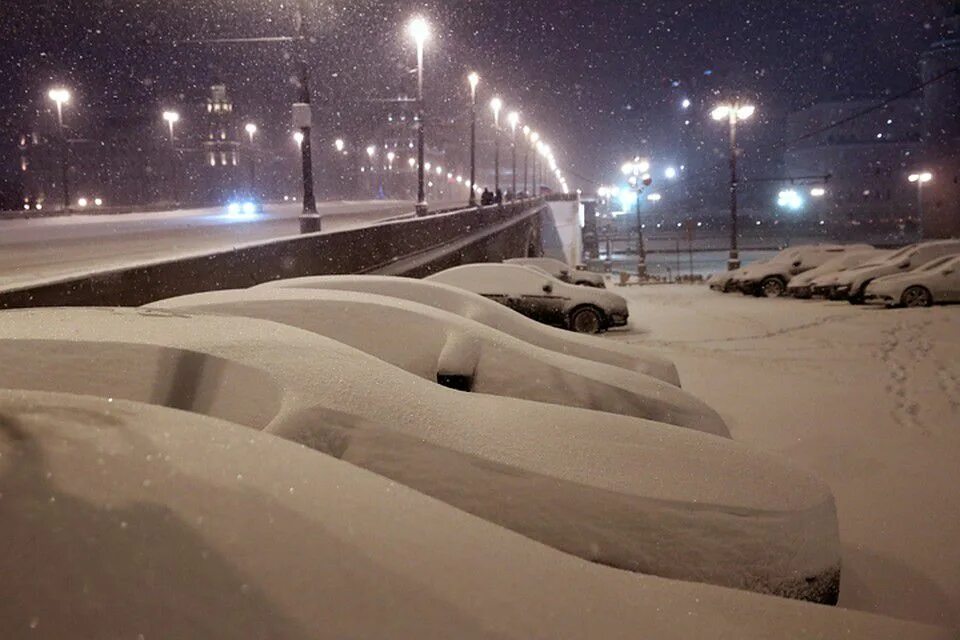 Сугробы ночью. Снег в Москве ночью. Сибирь зимой ночью. Снежная ночная Москва. Ночью будет сильный снег