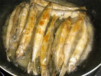 Мойва с луком на сковороде водичкой