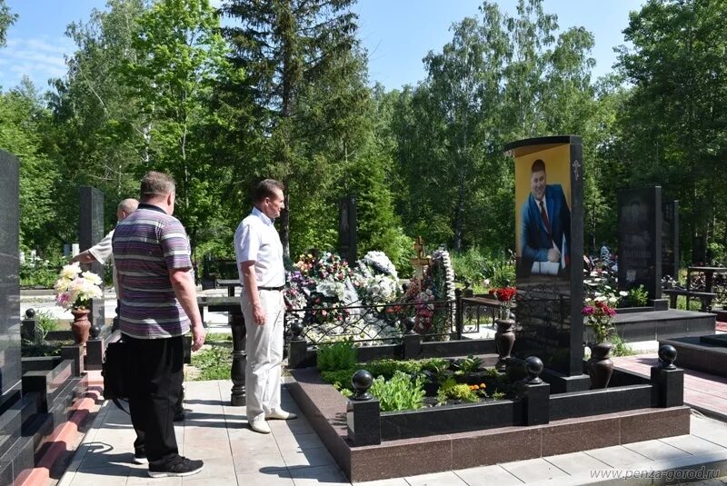 В Пензе возложили венки к могилам воинов на Мироносицком кладбище ГТРК "Пенза"