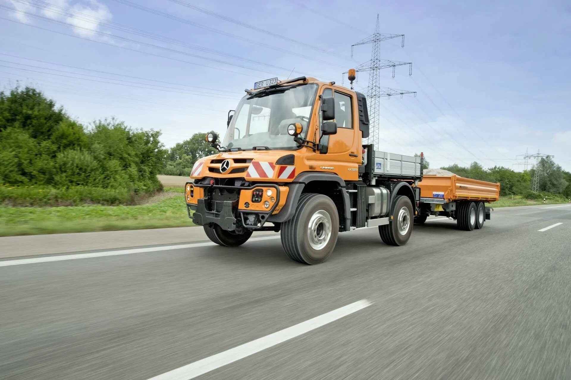 Универсальные грузовые автомобили. Unimog Mercedes-Benz. Мерседес Унимог фургон. Грузовик Mercedes Unimog. Грузовой Мерседес Унимог.