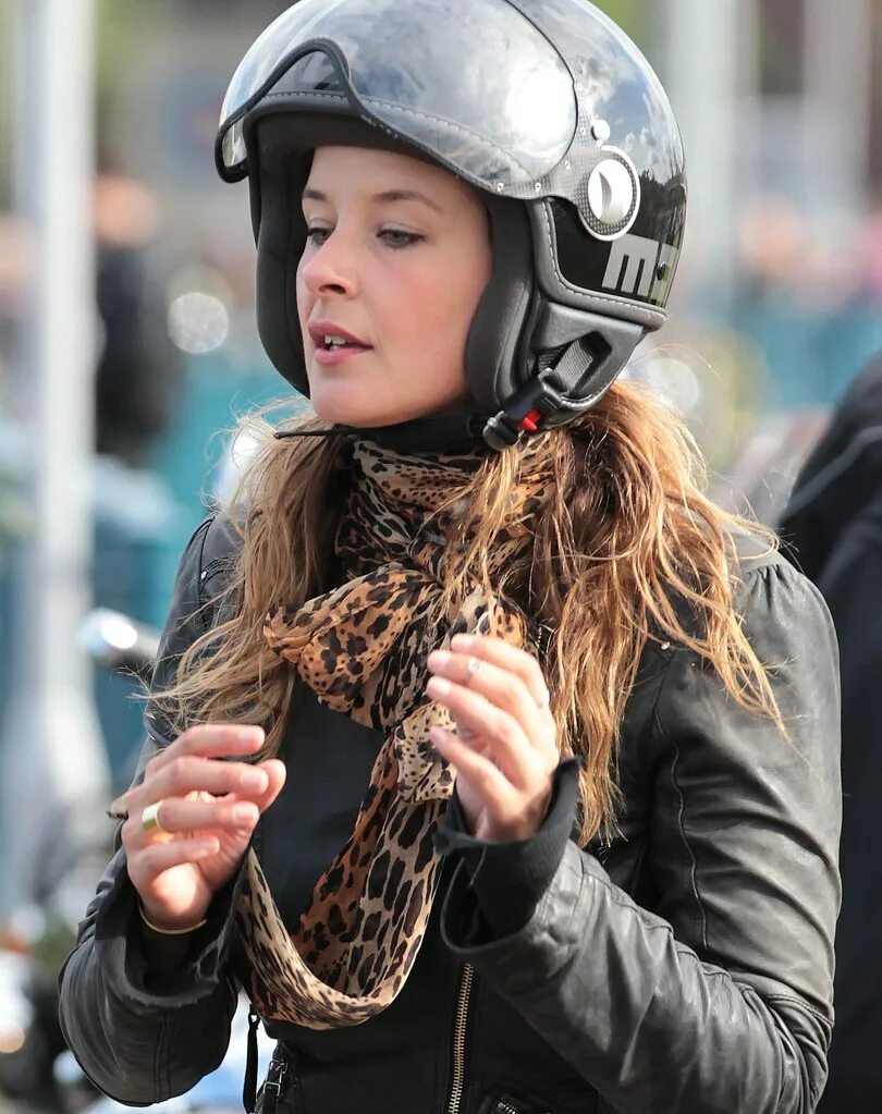 Байкер. Защита для байкеров девушек. Women's Leather Helmet. Wear a Helmet. Wear helmets