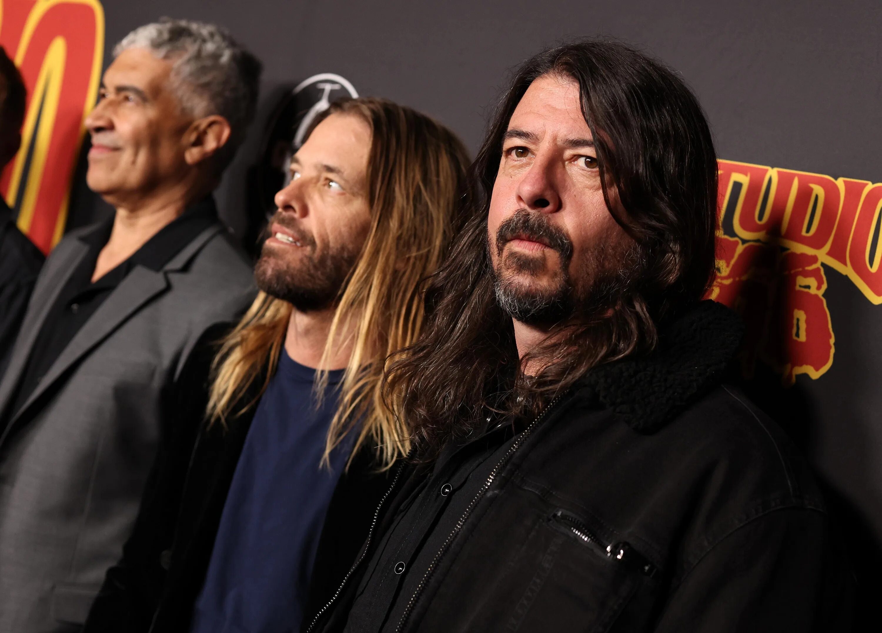 Смерть тейлора. Барабанщик Foo Fighters Тейлор Хокинс. Группа Foo Fighters 2022. Новый барабанщик Foo Fighters. Тейлор Хокинс студия 666.