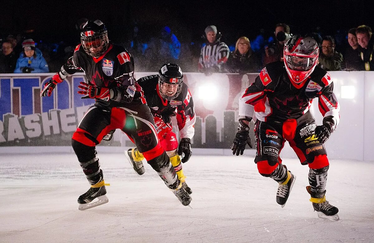 Айс кросс. Айс кросс даунхилл. Скоростной спуск на коньках. Red bull crashed Ice. Спорт айс.