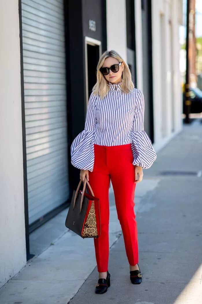 Красная блузка сочетается