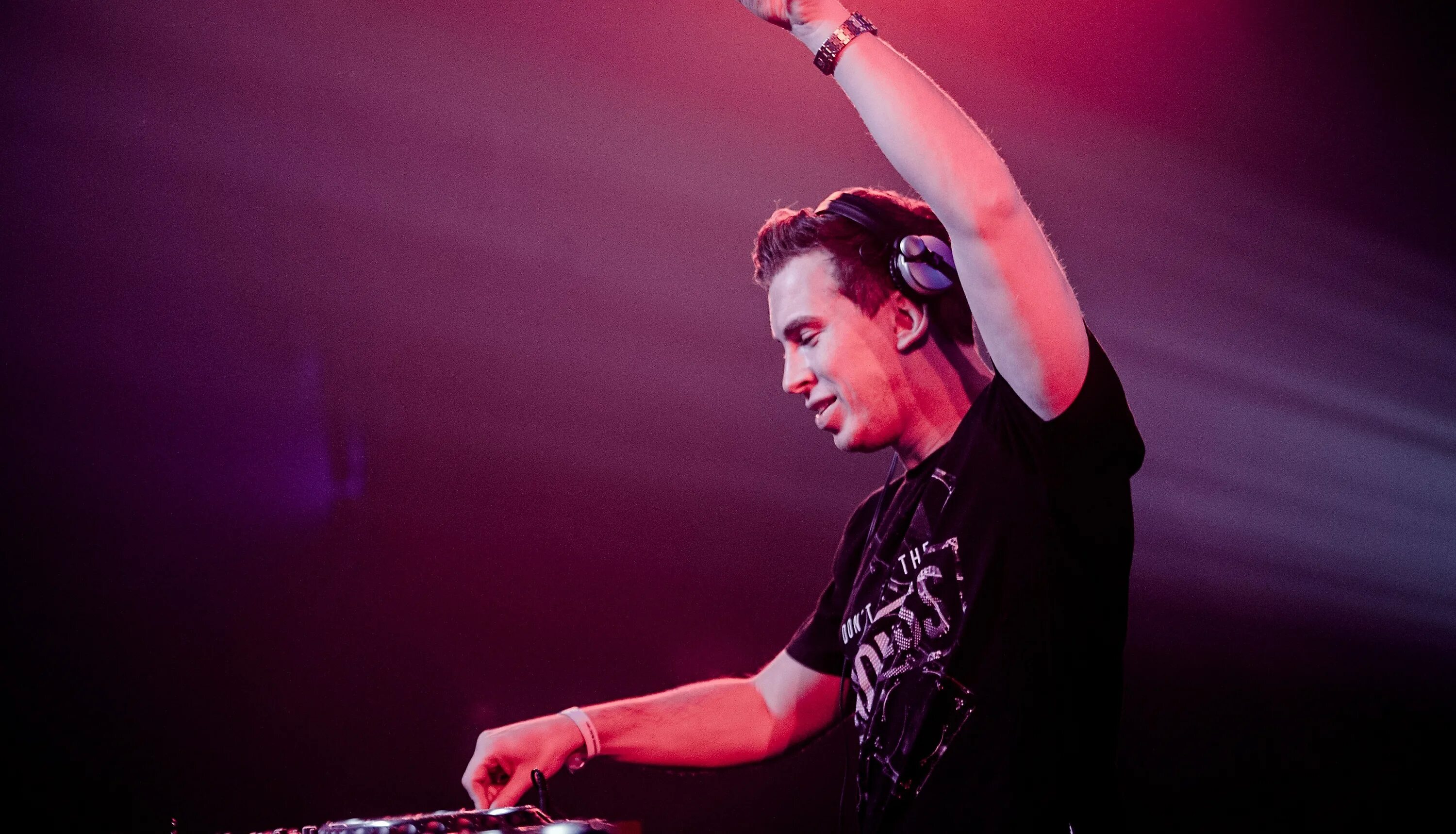 Hardwell follow the light. Hardwell 2005. hardwell 2006. dj hardwell фото. hardwell 2025.