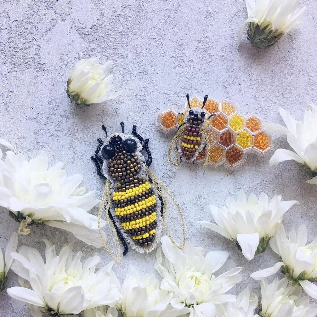 Пчёлка из бисера объемная. Пчела из бисера. Пчёлка из бисера объемная. Пчела из бисера схема плетения. Фигурки из бисера пчела.