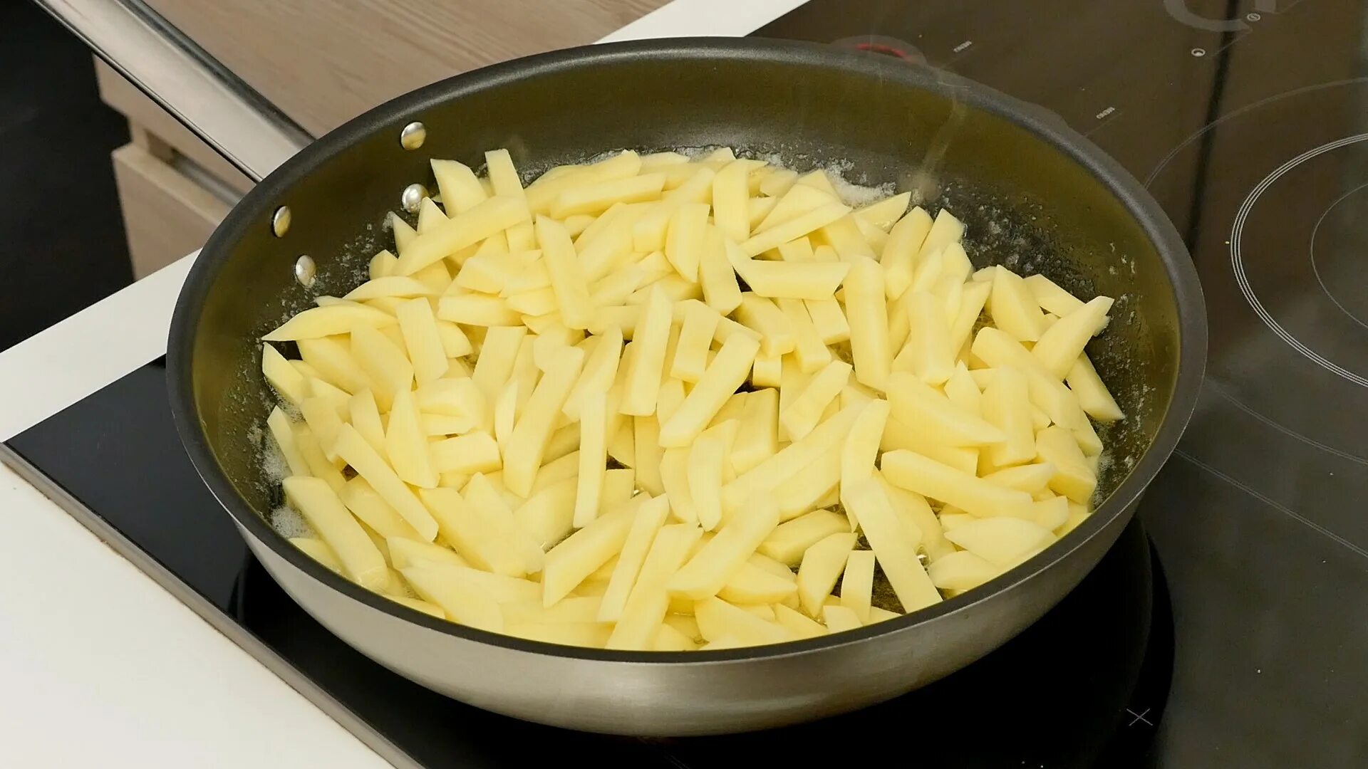 Картошка на сливочном масле на сковороде. Жареная картошка на сковороде. Картошка в плоской сковородке. Жареная картошка на сливочном масле на сковороде. Картофель для жарки зеленый.