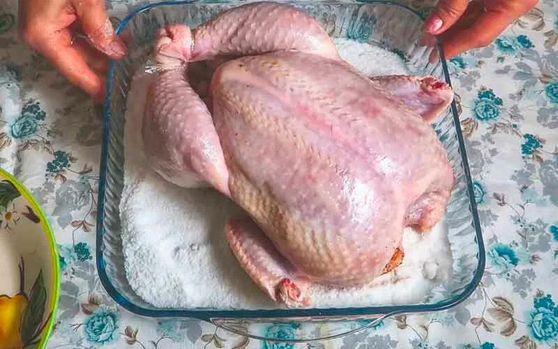 Сколько запекать курицу на соли. Курица в духовке на соли целиком. количество соли на 1 кг курицы для запекания в духовке.