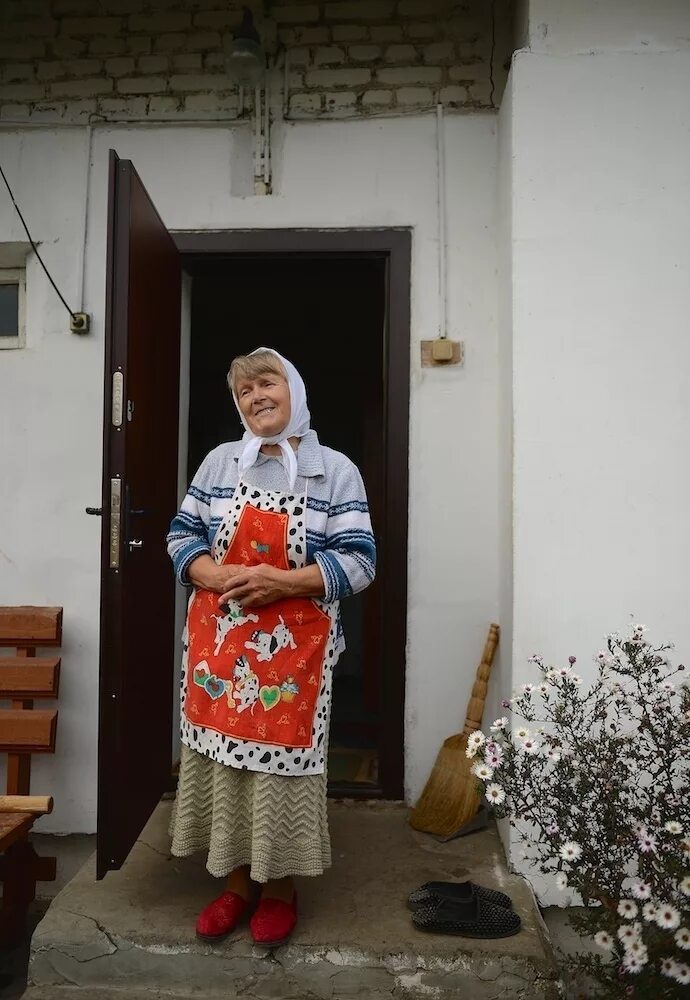 Бабки на скамейке в деревне. Деревенская бабушка 2. Деревенская старушка. Деревенская коза. Деревенская бабушка 2.