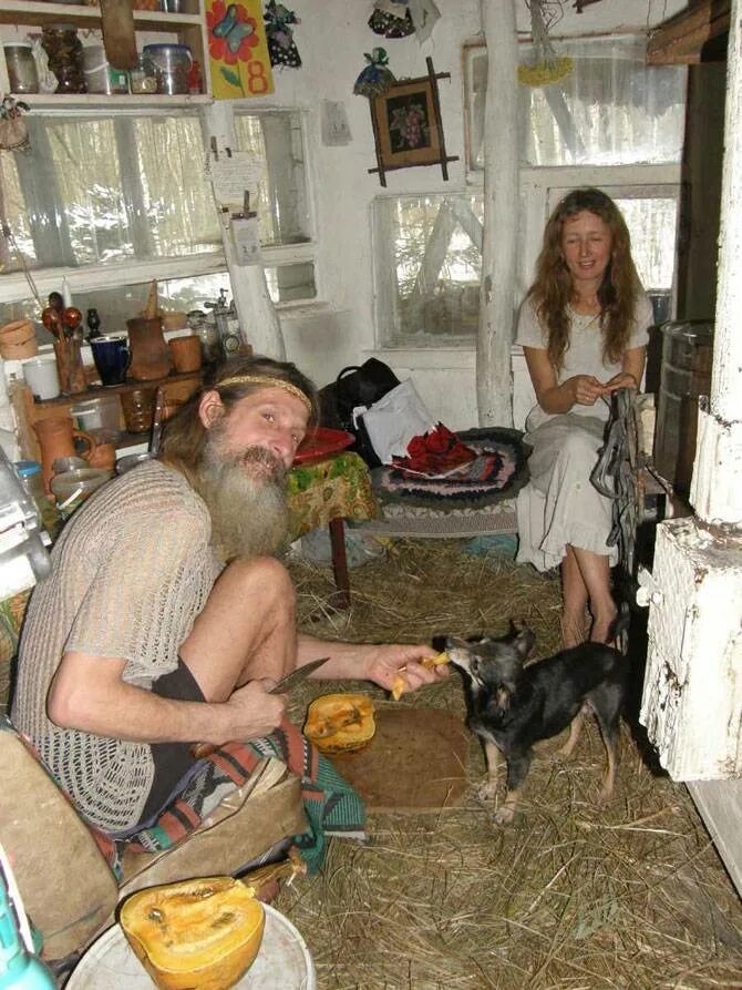 Жизнь отшельника в тайге. Как живут отшельники в лесу. Жизнь в лесу отшельники. Землянка отшельника. Отшельник в лесу.