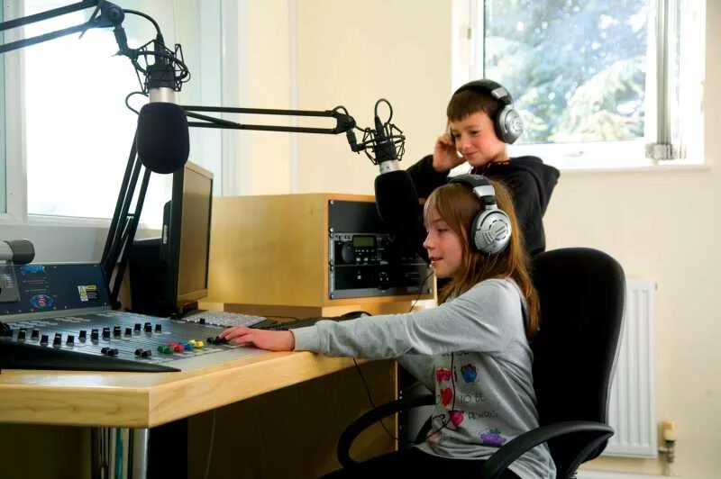 Школьное радио проект. Радиовещание в школе. Студия радиостанции. Программы школьного радио. Школьное радио проект.
