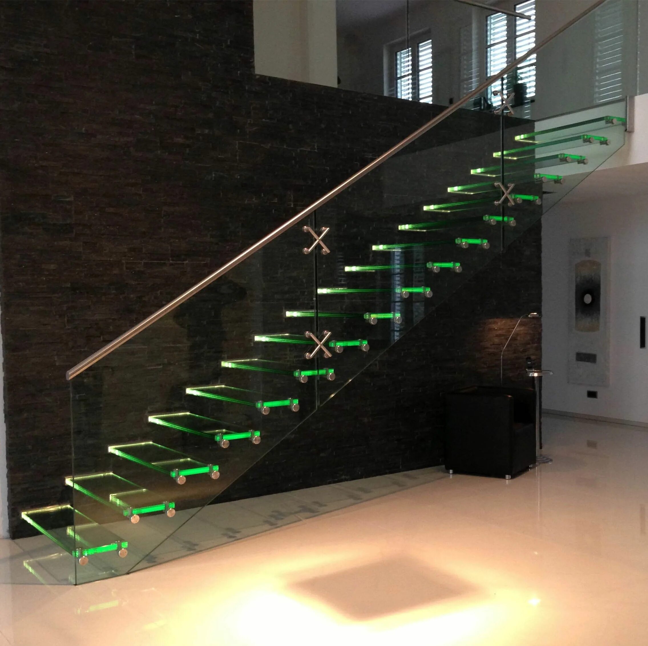 Подсветка лестницы в частном. Stairslight автоматическая подсветка лестниц. Стеклянная лестница с подсветкой. Перила с подсветкой. Подсветка лестницы на ступенях.