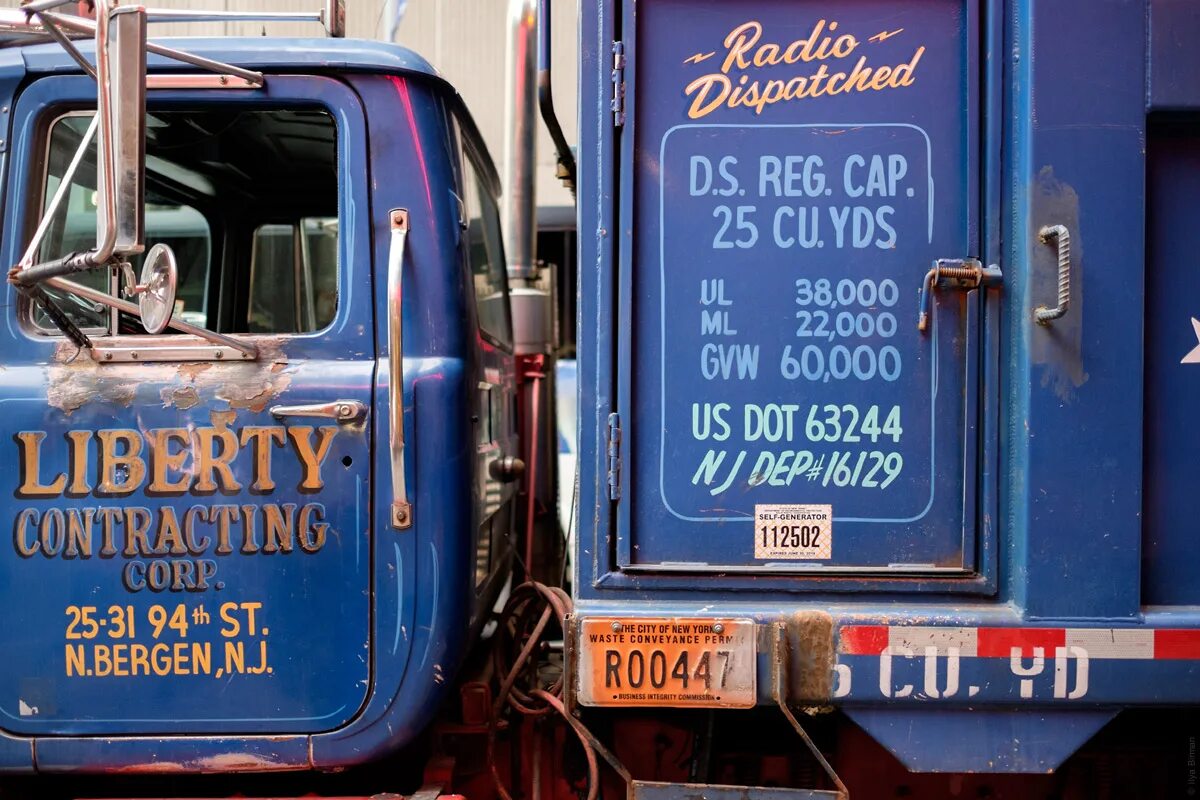 Надписи на американских грузовиках. Надписи на Фургонах США. Надписи на бортах американских грузовиков. Надпись на борту грузовика.