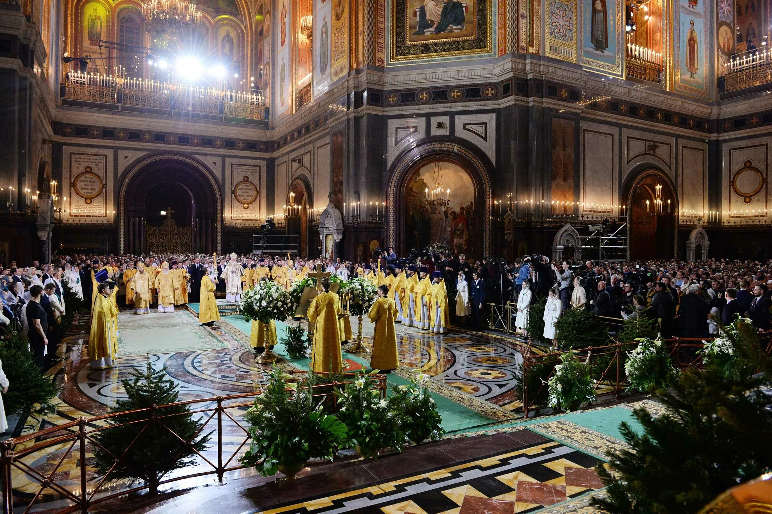 служба в храме христа спасителя. храм христа спасителя рождество. рождественская служба 2021 прямая трансляция храм христа спасителя. храм христа спасителя в москве служба. богослужение в храме христа спасителя в москве.
