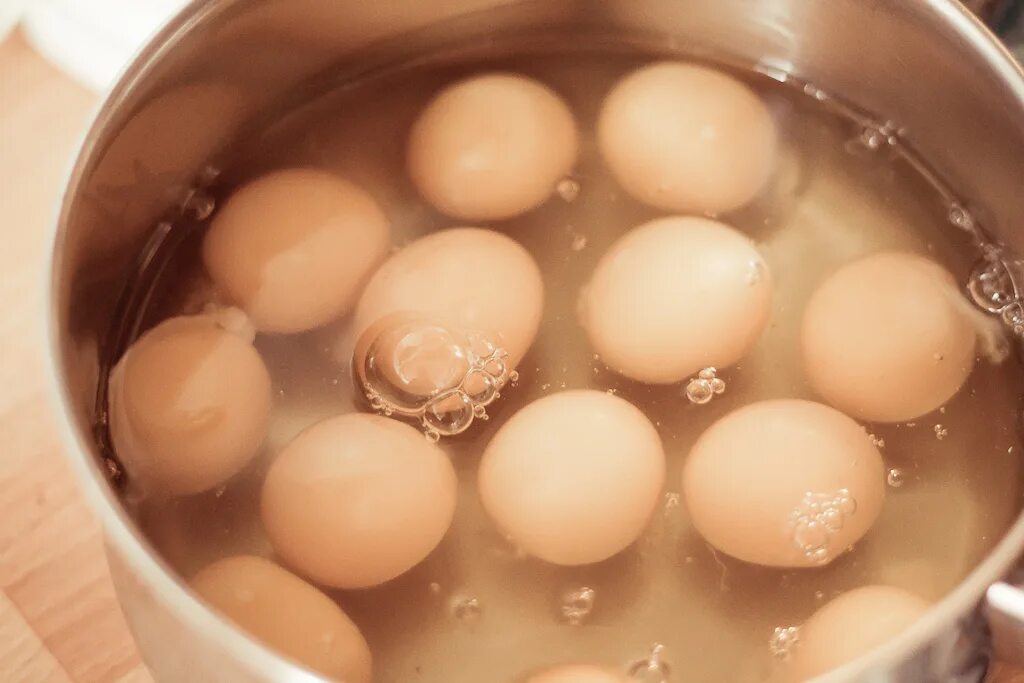 Видео вареные яички. Яйца в кастрюле. Zqwf d RFCN.HTK. Отварить яйца. Варка яиц в кастрюле.