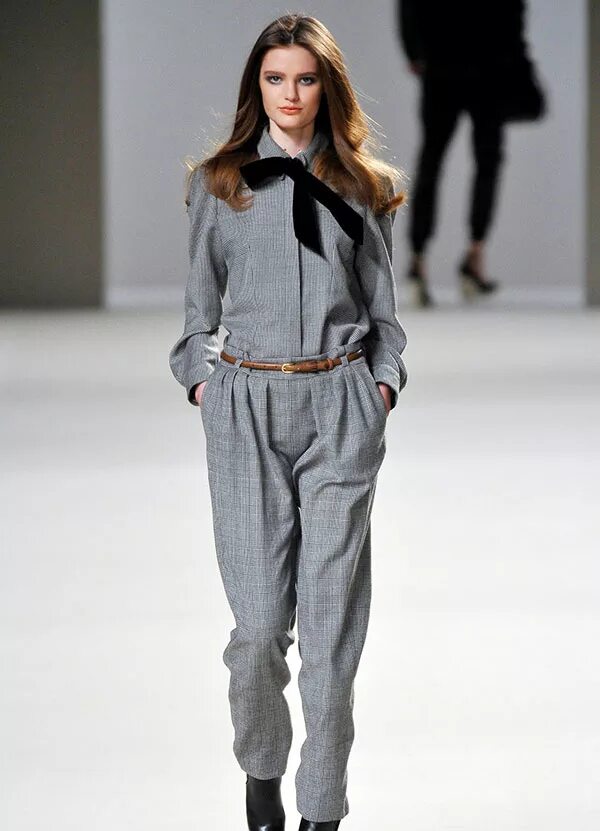 современная мода молодежи. стиль одежды на весну. стильная женская одежда. современная мода в россии. джанни версаче кутюрье коллекция 1982.