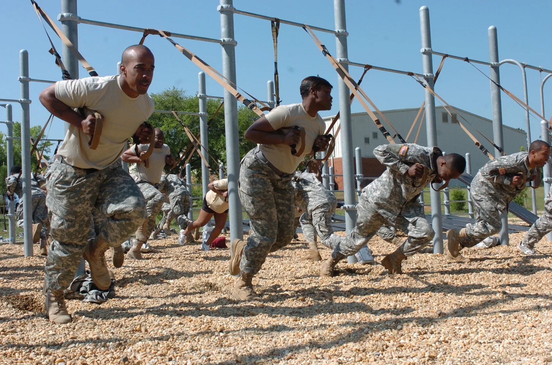 Военные тренинги. Солдаты армии США физподготовка. Американские военные тренировки. Американские солдаты тренируются. Тренировка американской армии.
