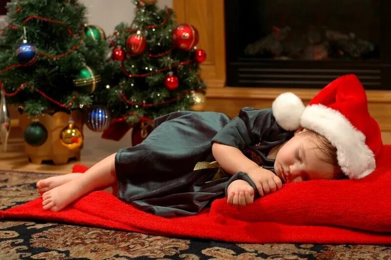 Спящий мальчик. Про сон. Девушка спит. Лучшие детские сны. Новогодняя девушка на кровати.