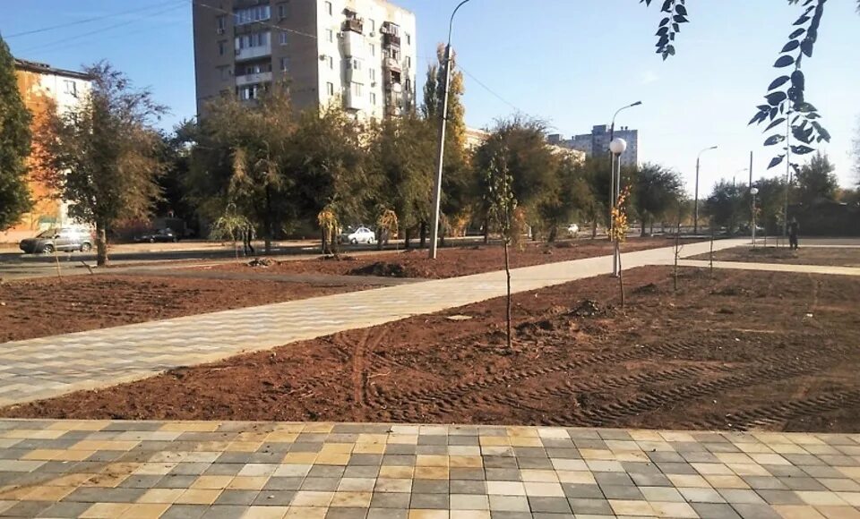 Минусинск осенью сквер. Октябрь город волгоград. Улица 50 лет октября красноармейского района волгограда. Краснооктябрьский завод волгоград. Парк осенний ростов-на-дону.