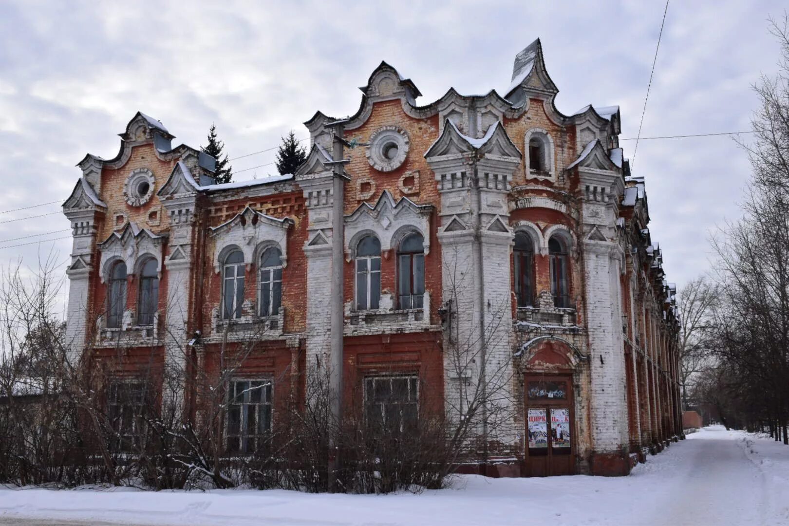 Здание купца Клевцова (Бийск). Пассаж Клевцова Бийск. Особняк купца Васенева Бийск. Город Бийск Алтайский край.