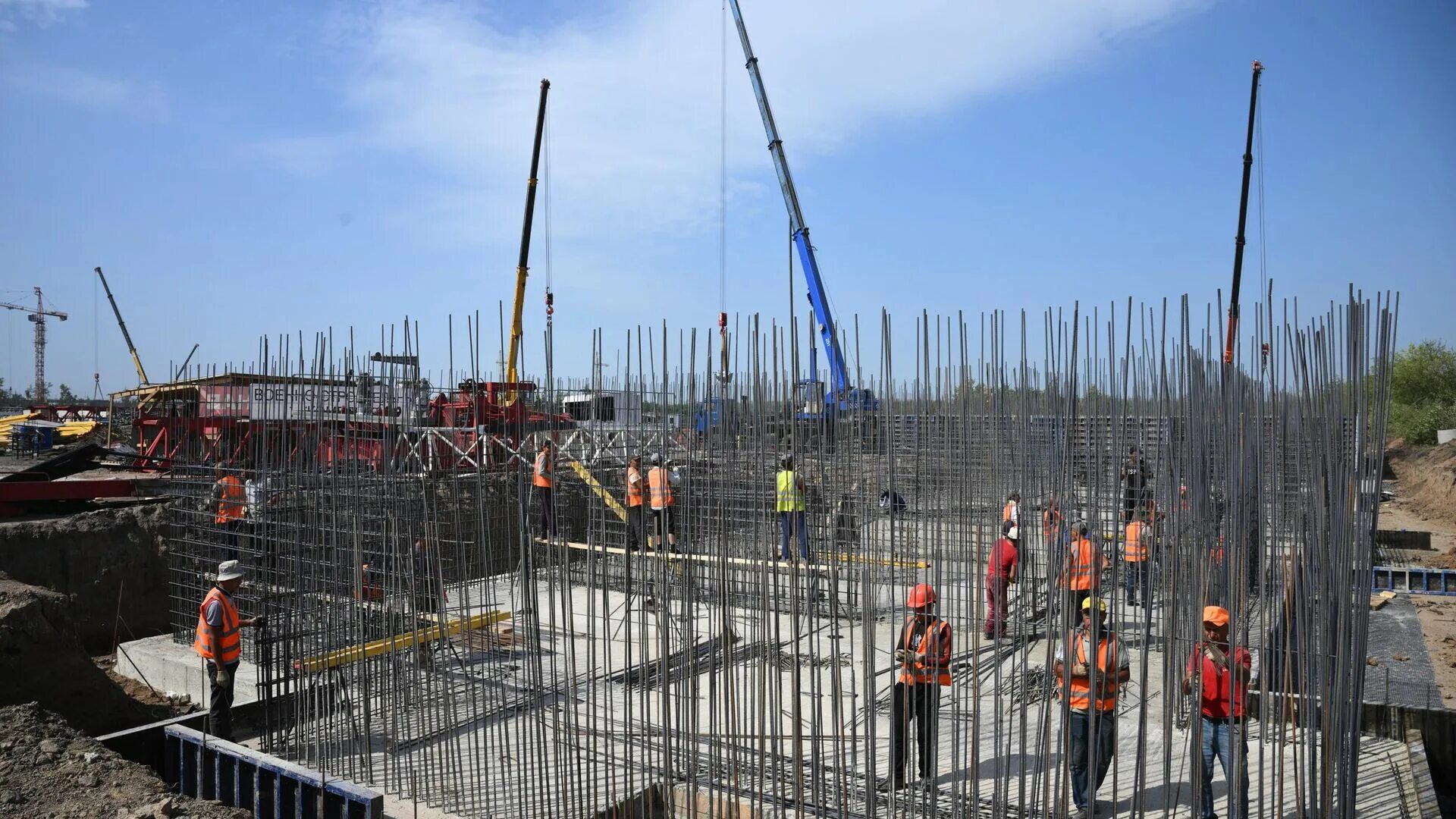 Риа строительство. В москве стройка публика. Builders 100. Стройка 2022. Стройка москва.