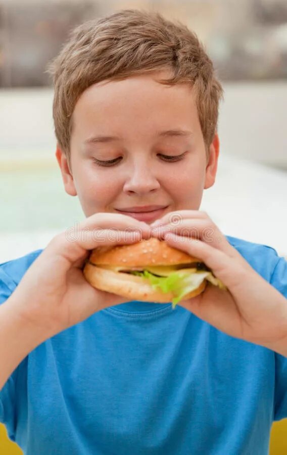 Голодные подростки. Толстый мальчик ест гамбургер. Мальчик с гамбургером. Мальчик ест бургер. Толстый мальчик ест гамбургер карточка.
