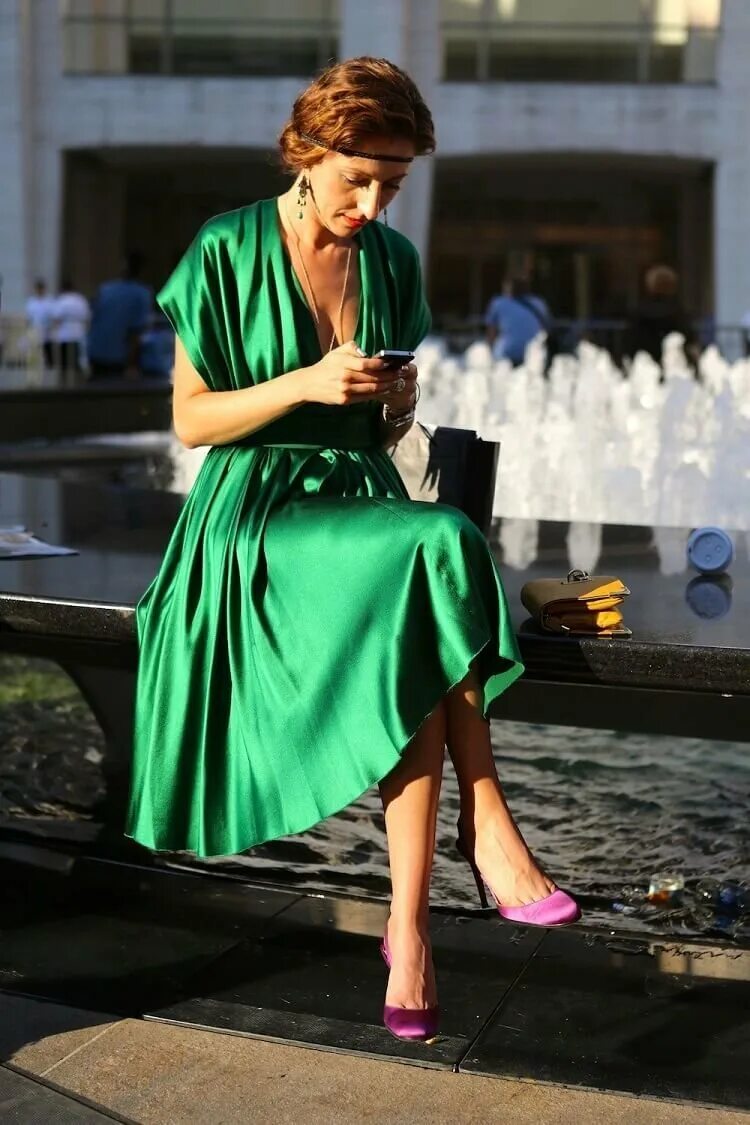 Зеленый платье какой туфли. Туфли к изумрудному платью. Туфли к зеленому платью. Зеленое платье. Образ с изумрудным платьем.