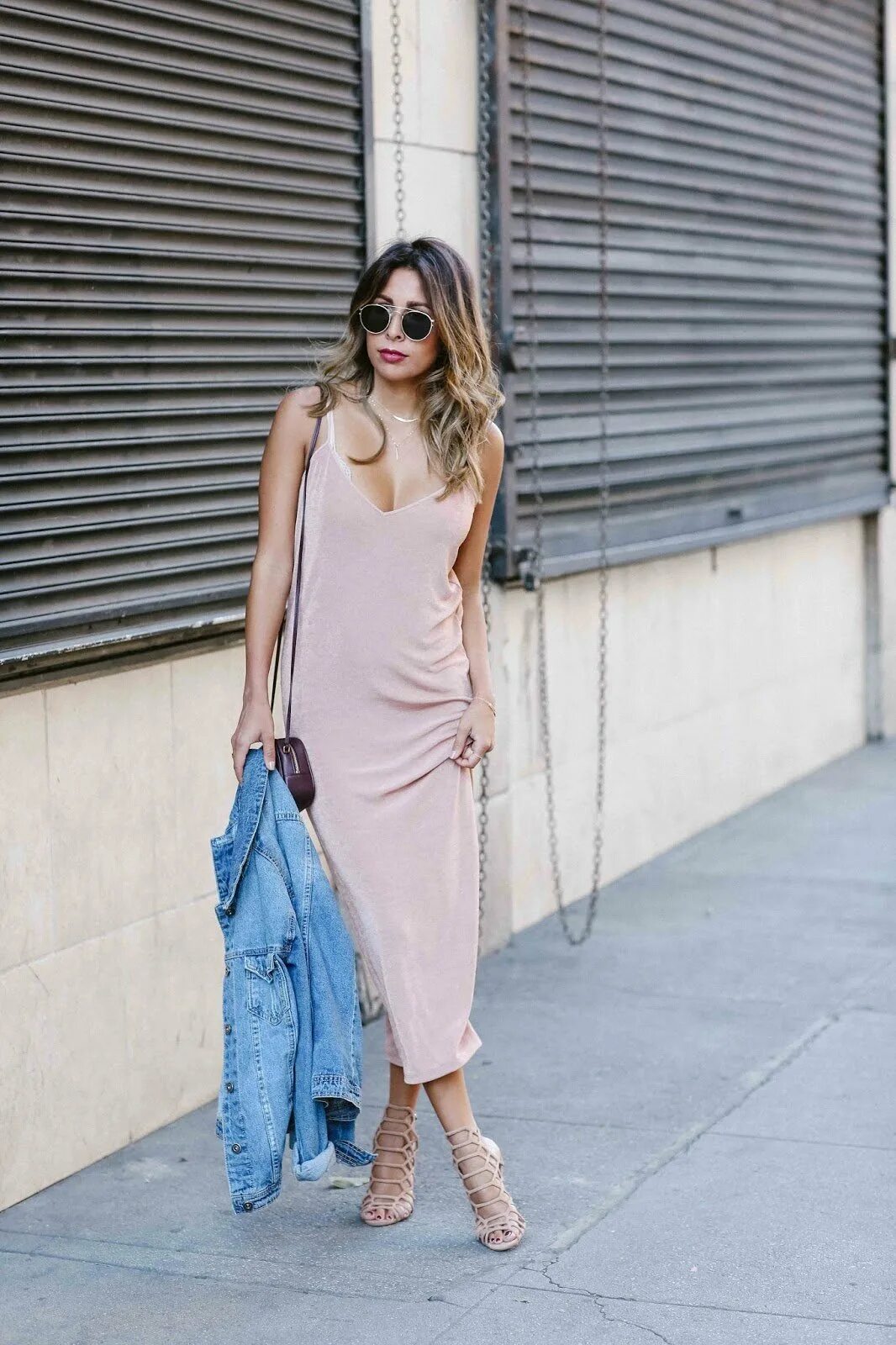 платье в бельевом стиле. платья комбинации с чем носить фото. черное платье комбинация стрит стайл. платье сорочка в бельевом стиле. Alessandra ambrosio street style.