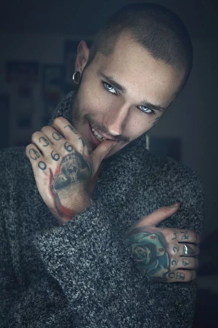 Дерзко красивый парень. Dawid auguscik. дерзкий парень. красивый дерзкий мужчина.