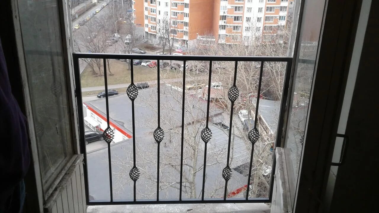 Решетка на балкон. Металлический балкон. Решетка ограждения балкона. Металлические решетки на балкон.