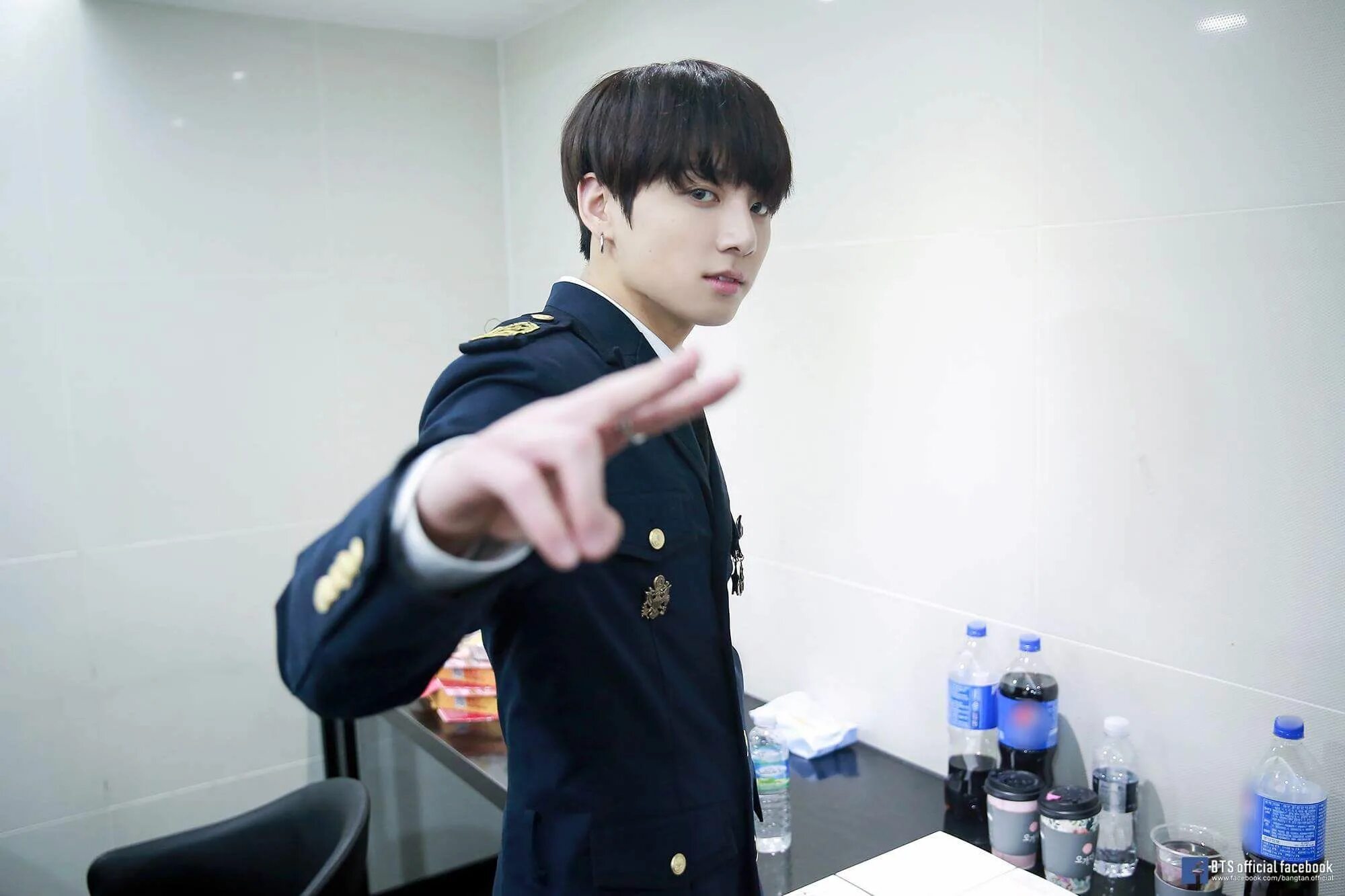 Jung kook standing. Чон Чонгук. Чонгук БТС. Чон Чонгук 2023. Чонгук БТС 2023.