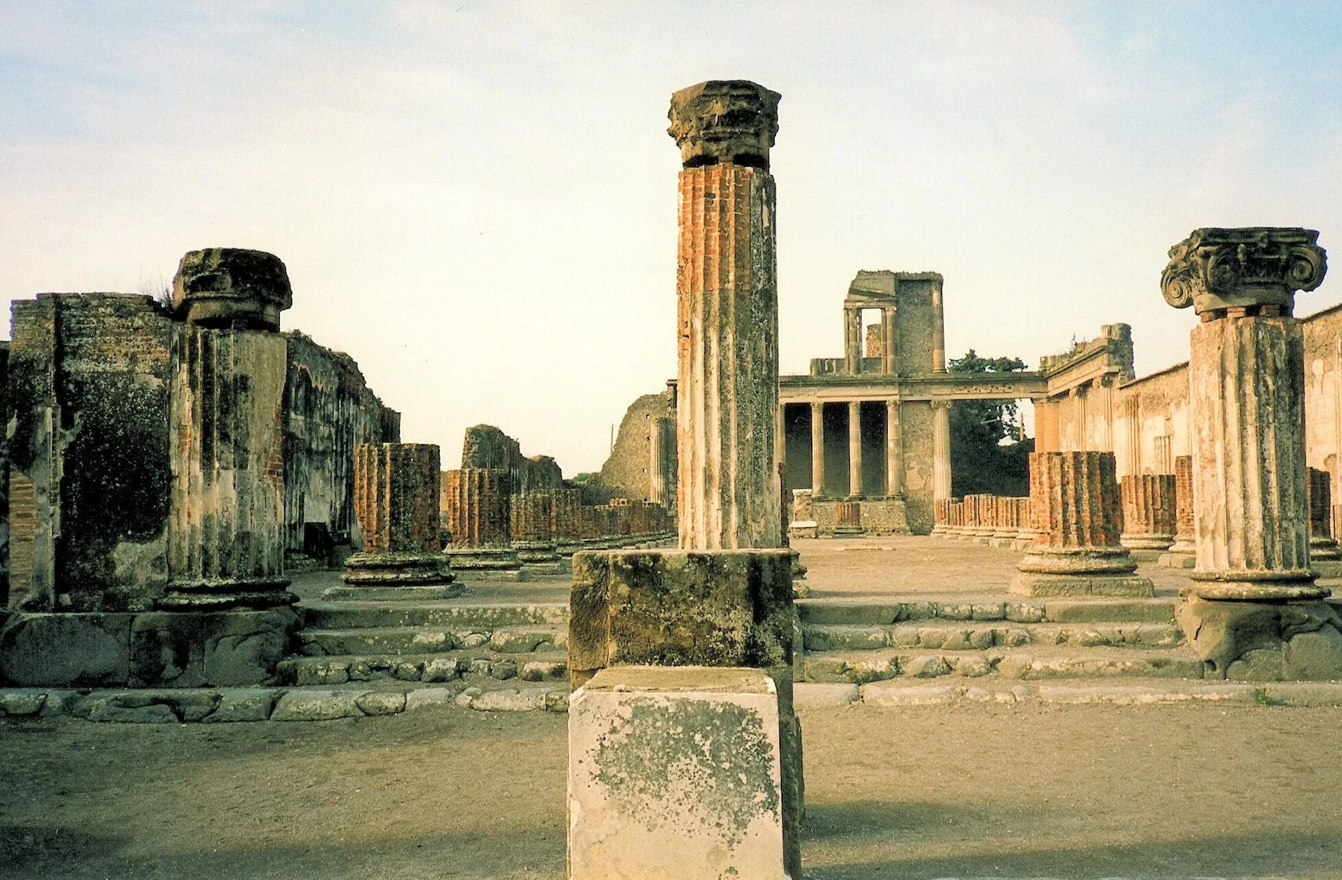Древние руины где находятся. Древняя архитектура Помпеи. Древний Рим Помпеи. Развалины Помпеи. Греция Помпеи.