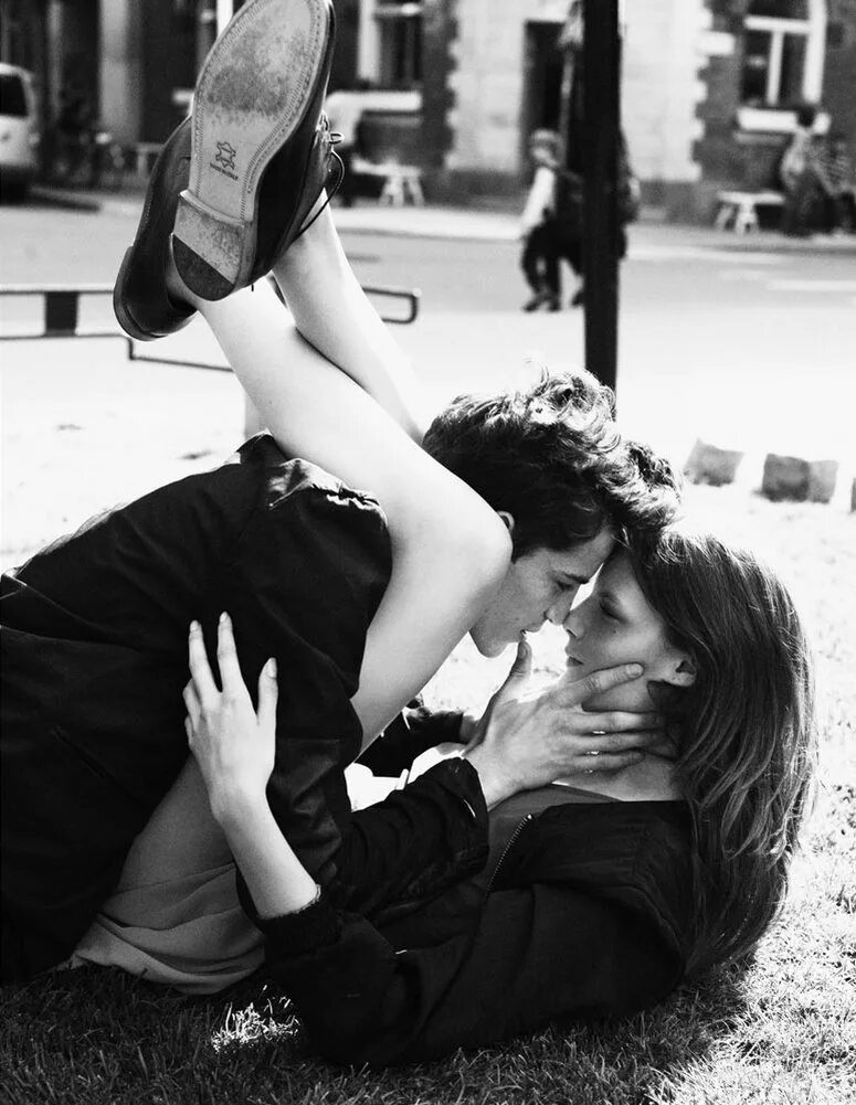 Целование девушек. Поцелуй парня и девушки. Красивые пары. Необычный поцелуй. Обняла ногами.