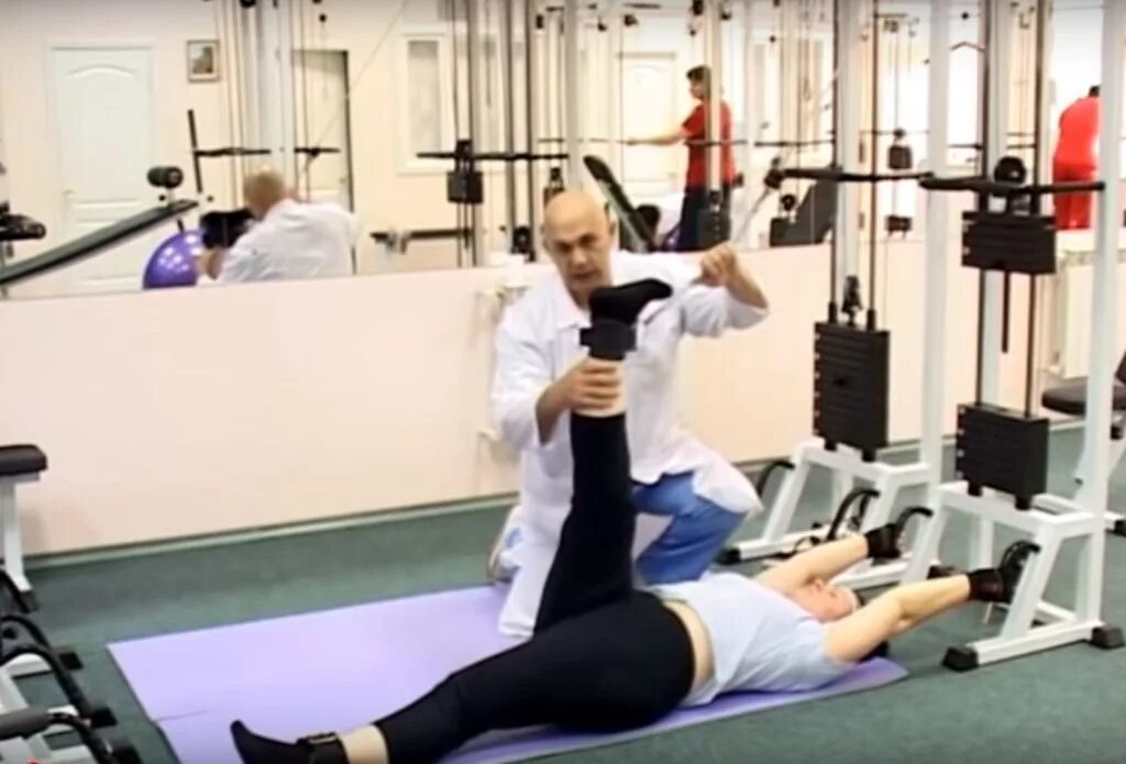 доктор бубновский упражнения для похудения живота. бубновский сергей михайлович приседания. лфк доктора бубновского. варикоз гимнастика бубновского. доктор бубновский ноги.
