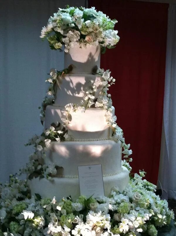 Тортабелла. Свадебный торт в стиле зеленого цвета. Торт Беллы и Эдварда свадебный. Свадебный торт Сумерки. Свадебный торт в бело зеленом цвете.