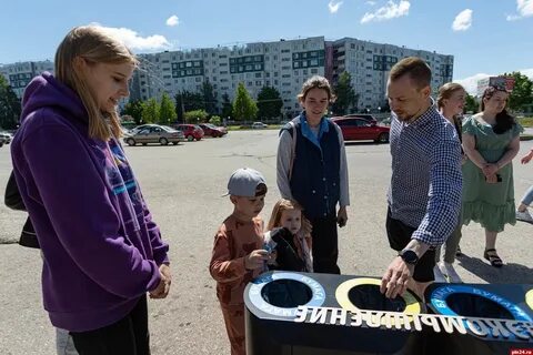 Предлагает прохожим