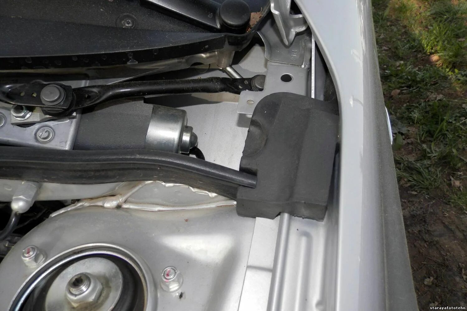 передняя опора двигателя приора 16 клапанов. подушки под капотом. подушки под капотом. уплотнитель моторного отсека 2190. уплотнитель петли капота гранта артикул.