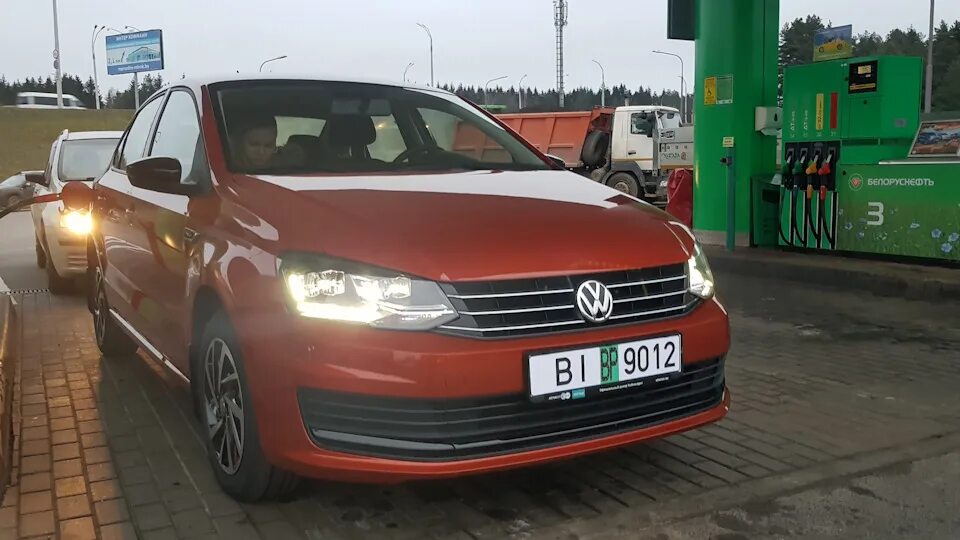 Авто фольксваген поло по годам. Фольксваген поло седан 2018. Vw polo sedan 2018. Volkswagen polo joy оранжевый. Volkswagen polo sedan 2018.