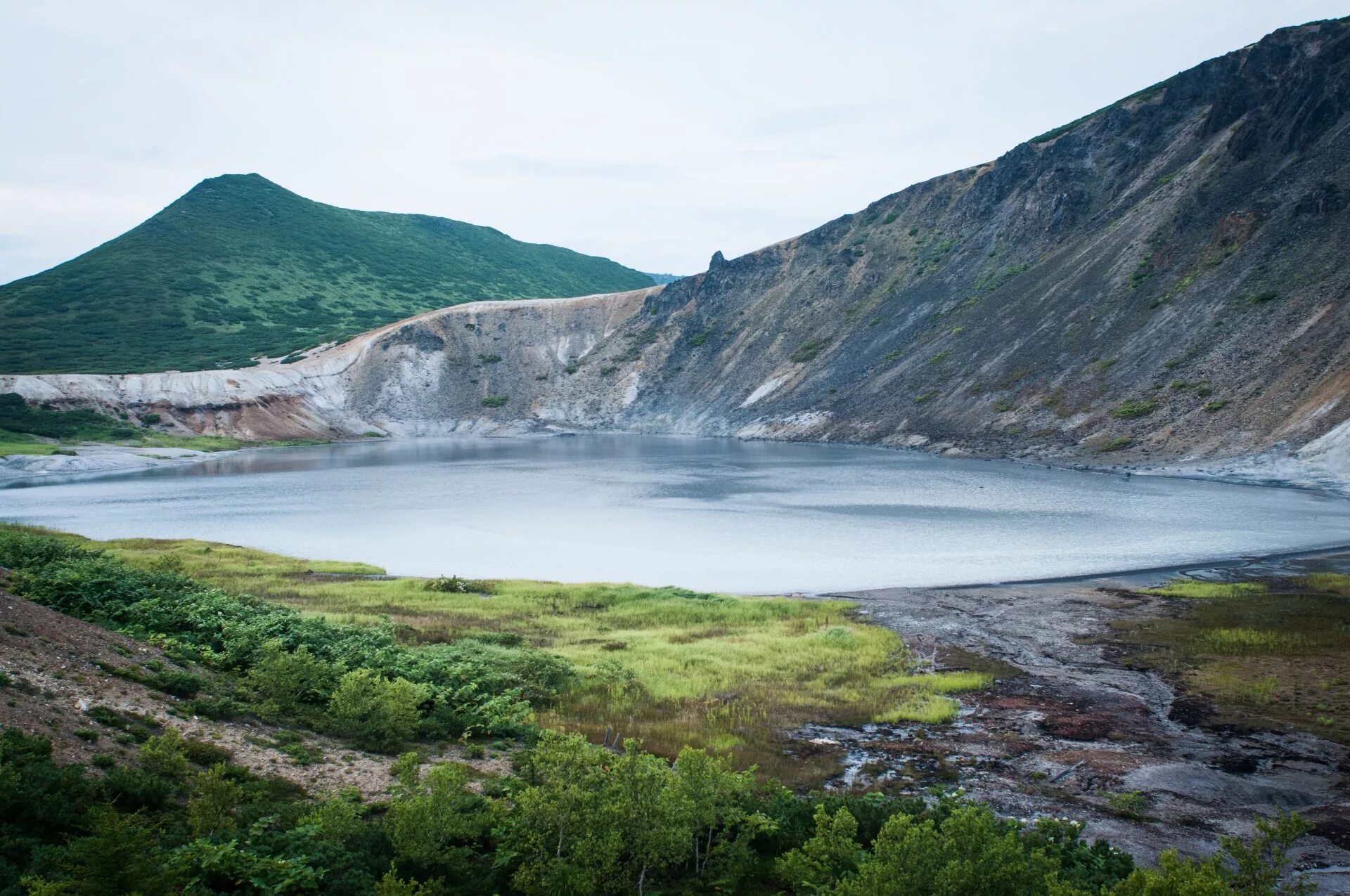 мыс столбчатый сахалин. тропа столбовская кунашир. остров сахалин пляж. сахалин остров кунашир. курилы остров кунашир.