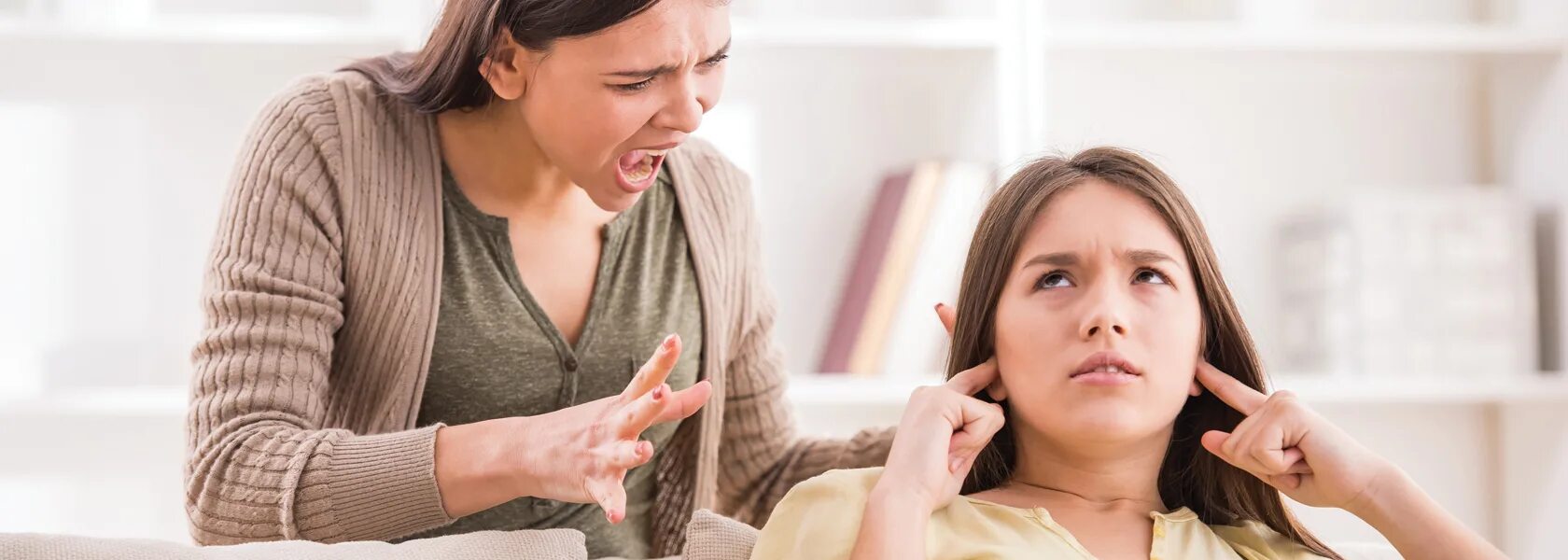 Parents chatting. Родители кричат. Мама кричит на ребенка. Родители кричат на подростка. Мать ругает подростка.