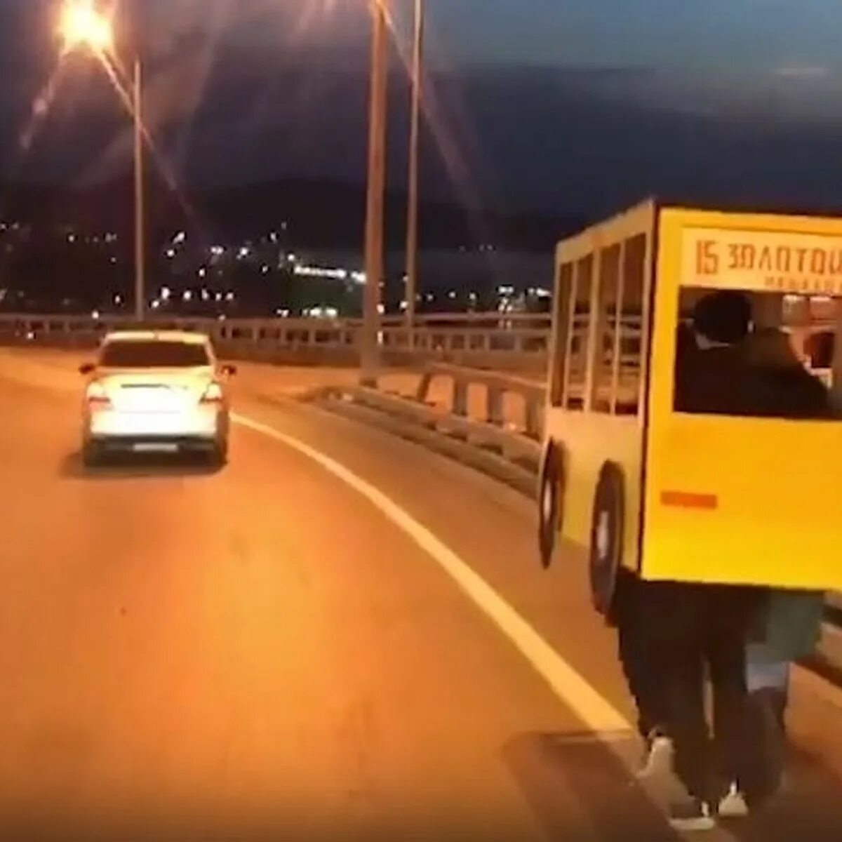 Во владивостоке четверо. Во владивостоке парни прикинулись автобусом. Во владивостоке парни прикинулись автобусом. Во владивостоке четверо. В костюме автобуса по мосту.