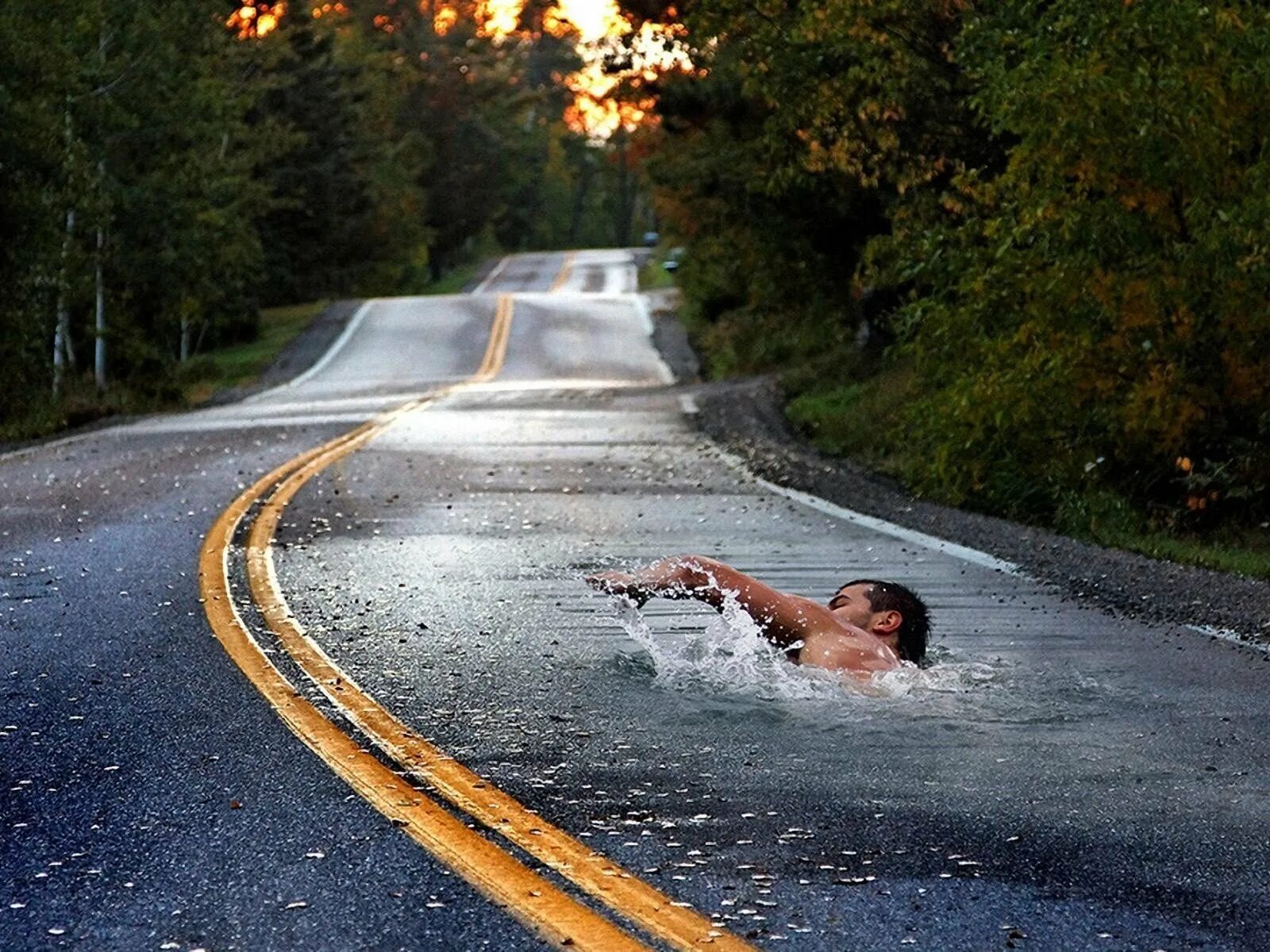 Дальше тянется дорога. Плывет по дороге. Препятствие на дороге. Вода на дороге.