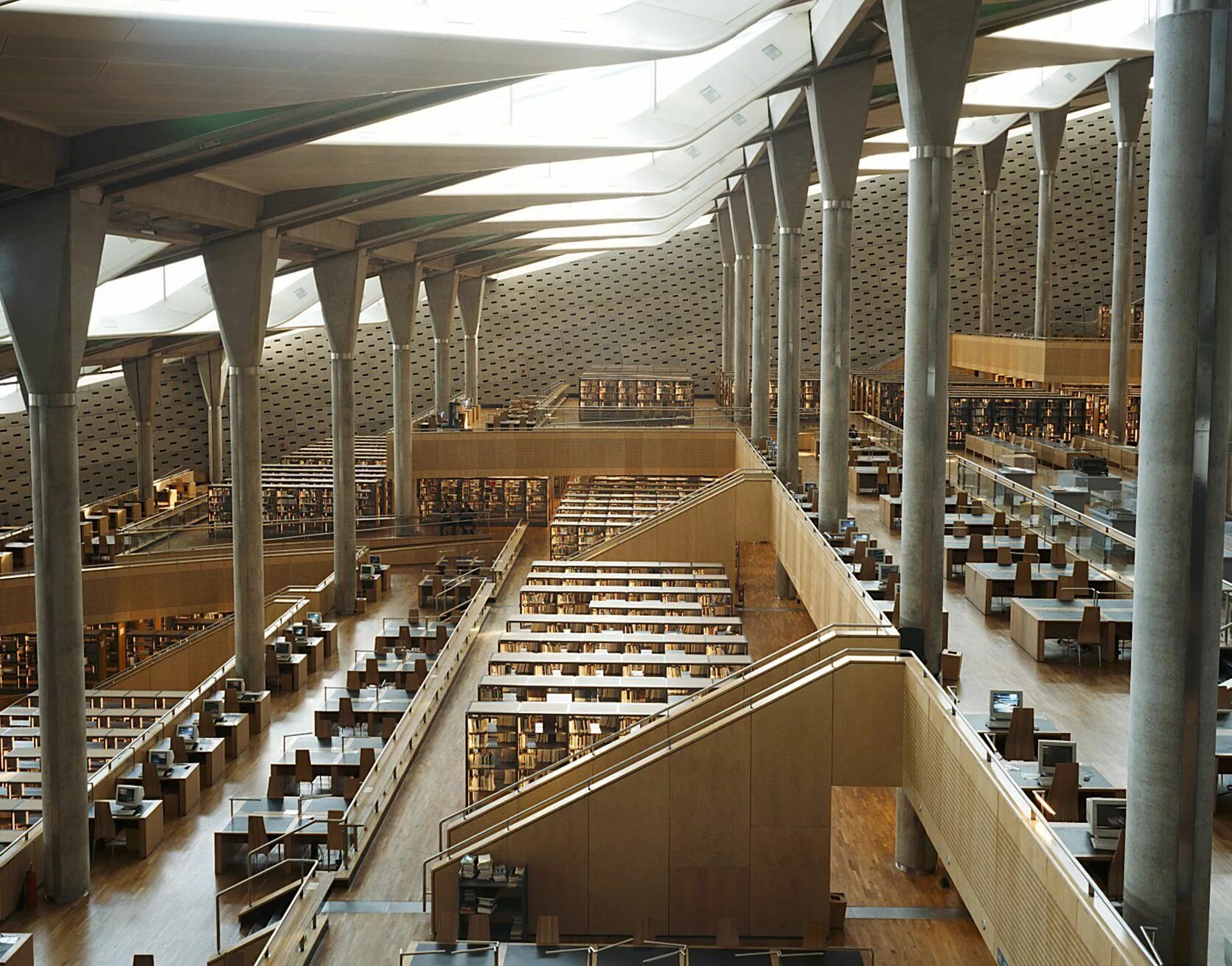 Александрийская библиотека находилась. Александрийская библиотека в Египте. Современная Александрийская библиотека в Египте.
