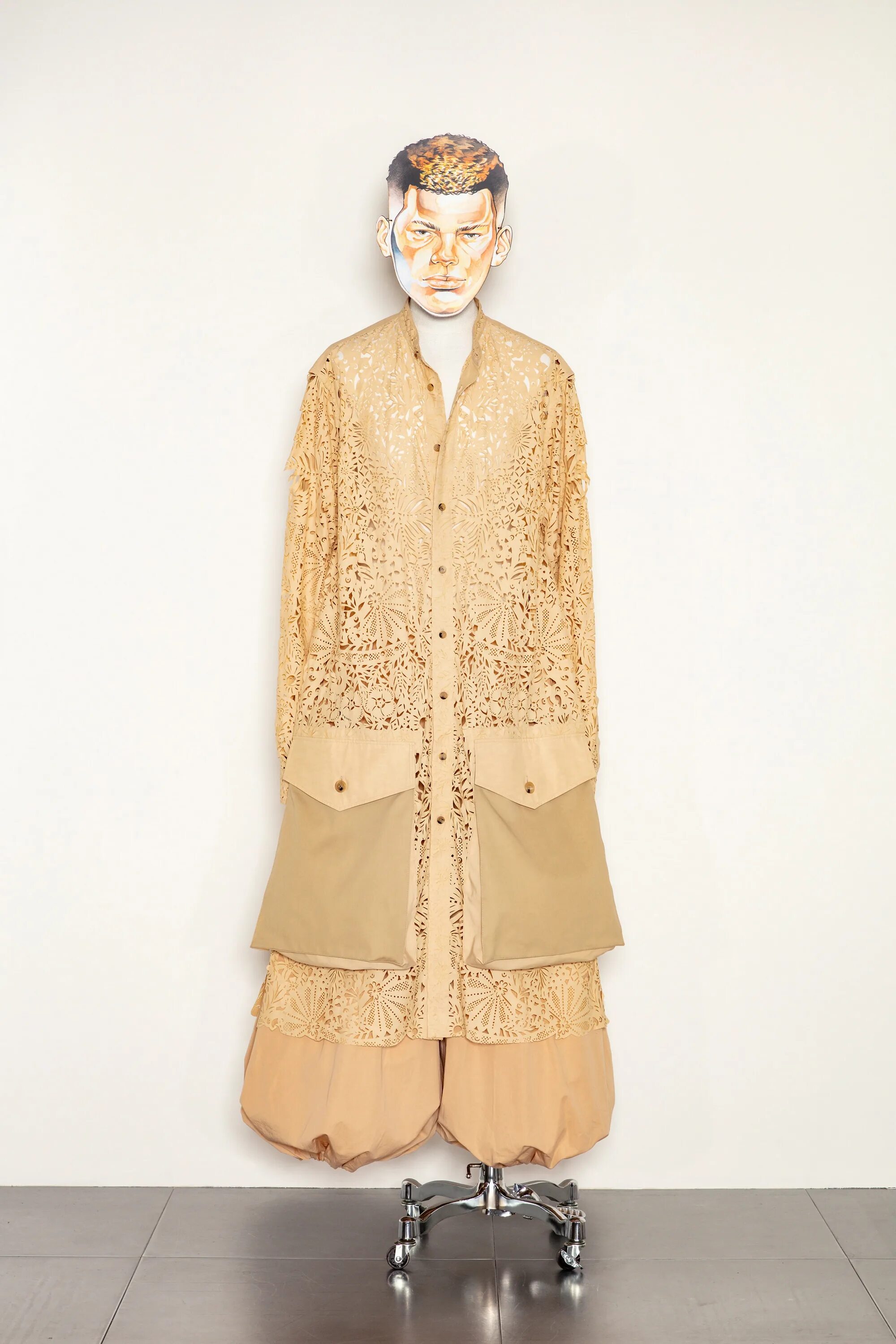 Модный показ jw anderson. Jw anderson туфли. J. Jw anderson. Джонатан андерсон дизайнер.