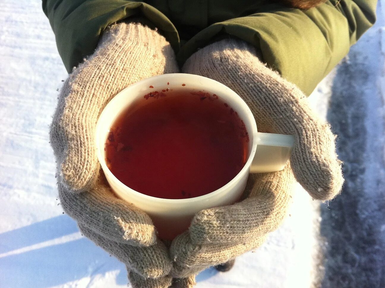 Чай зимой. Чашка чая зимой. Горячий чай на морозе. Кружка чай.