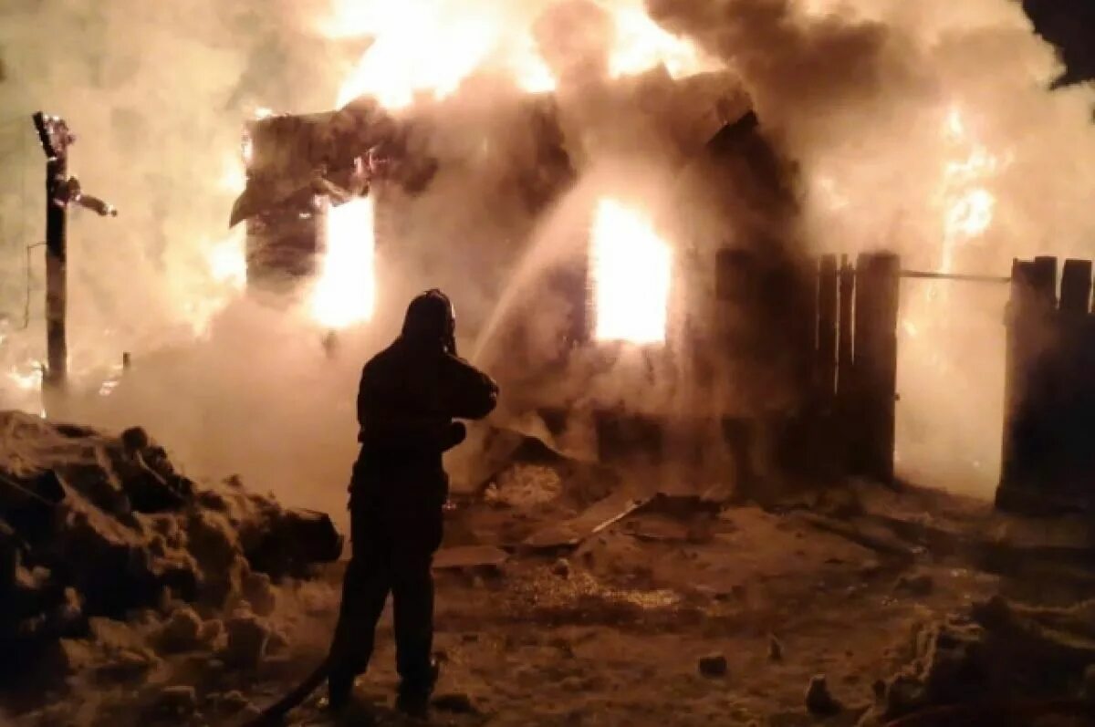 Пожар в невере. Сгоревший дом. Пожар. Пожар в невере. Пожарный.