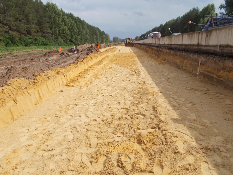дорожно земляные. равнинная дорога. уплотнение насыпи земляного полотна. дорожно земляные. земляное полотно автодороги.