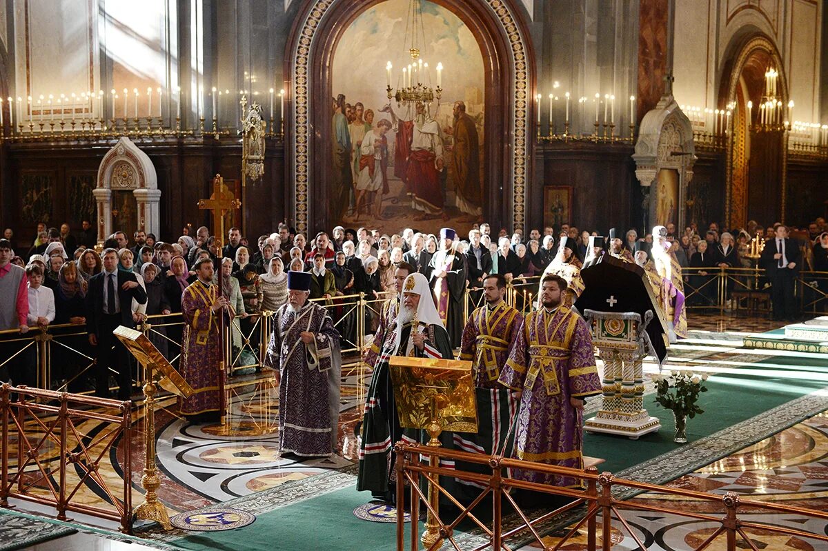 Храм гроба господня иерусалим служения в храме. Собор рождества христова литургия. Храм христа спасителя богос. Храм христа спасителя в москве рождество. Литургия великой субботы.