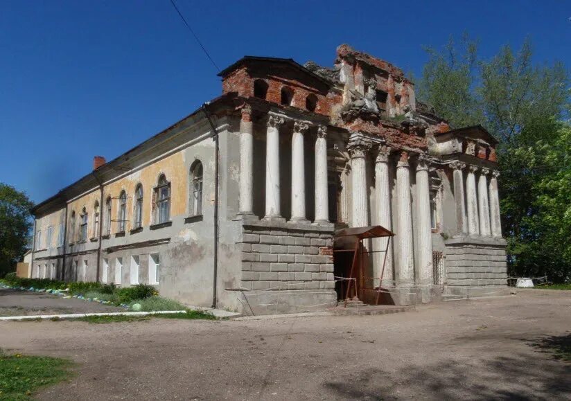 Усадьба валуево остров. Усадьба валуевых-неклюдовых. Остров 2 псковская область городок офицеров. Дома город остров псковская область. Дома город остров псковская область.