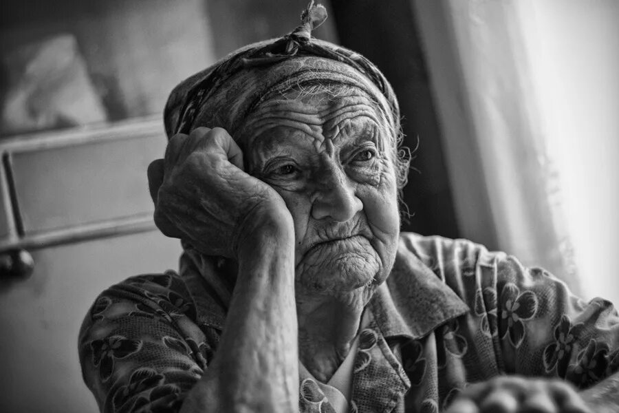 Бабка с сигаретой в зубах. Старая некрасивая бабка. Картинки про возраст прикольные. Что она такая старая. Лица старых людей.